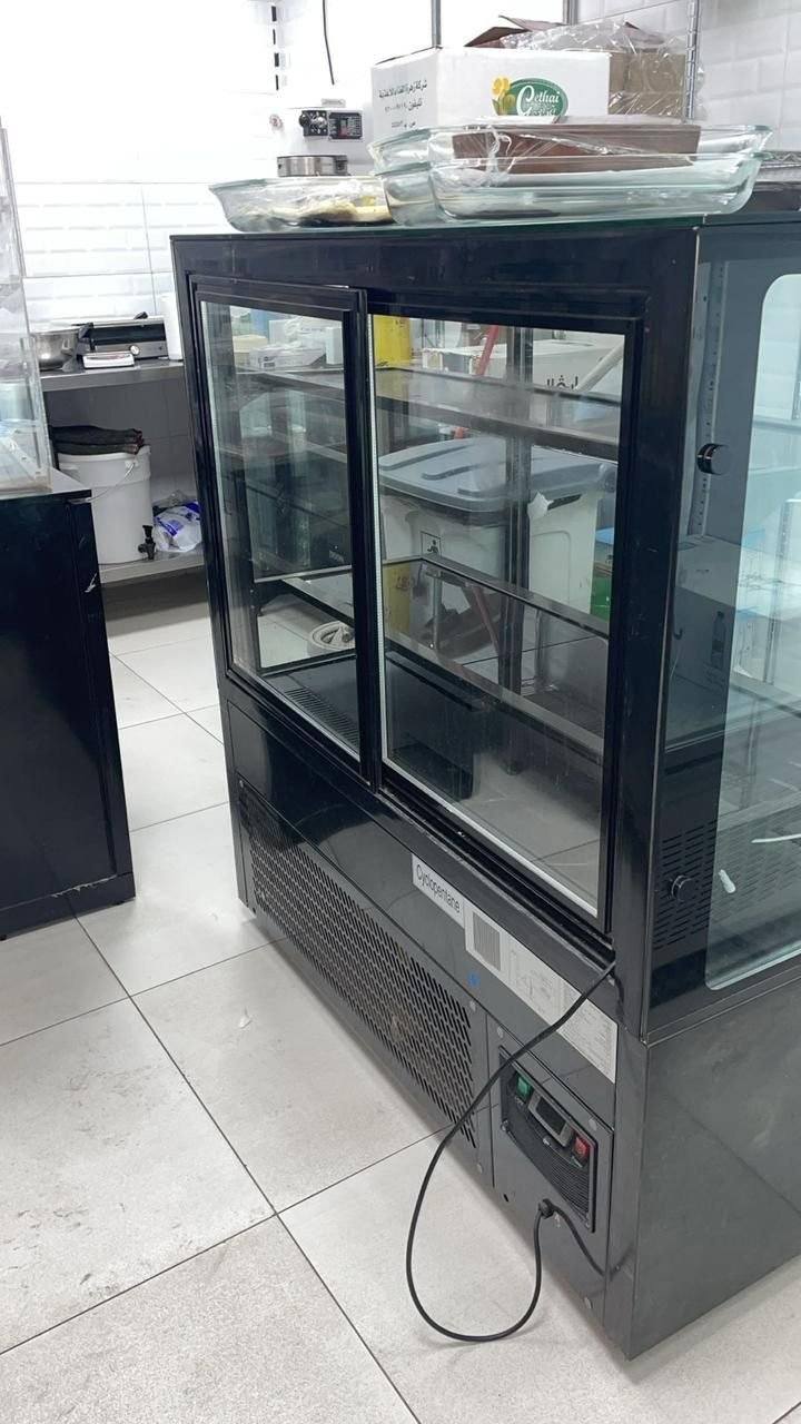 خبير تسعير يقوم بفرز وتقييم قطع أثاث مستعملة في الرياض لتحديد الأطقم الخشبية والمفروشات الصالحة للشراء واستبعاد القطع التالفة والمتهالكة بدقة ومصداقية
